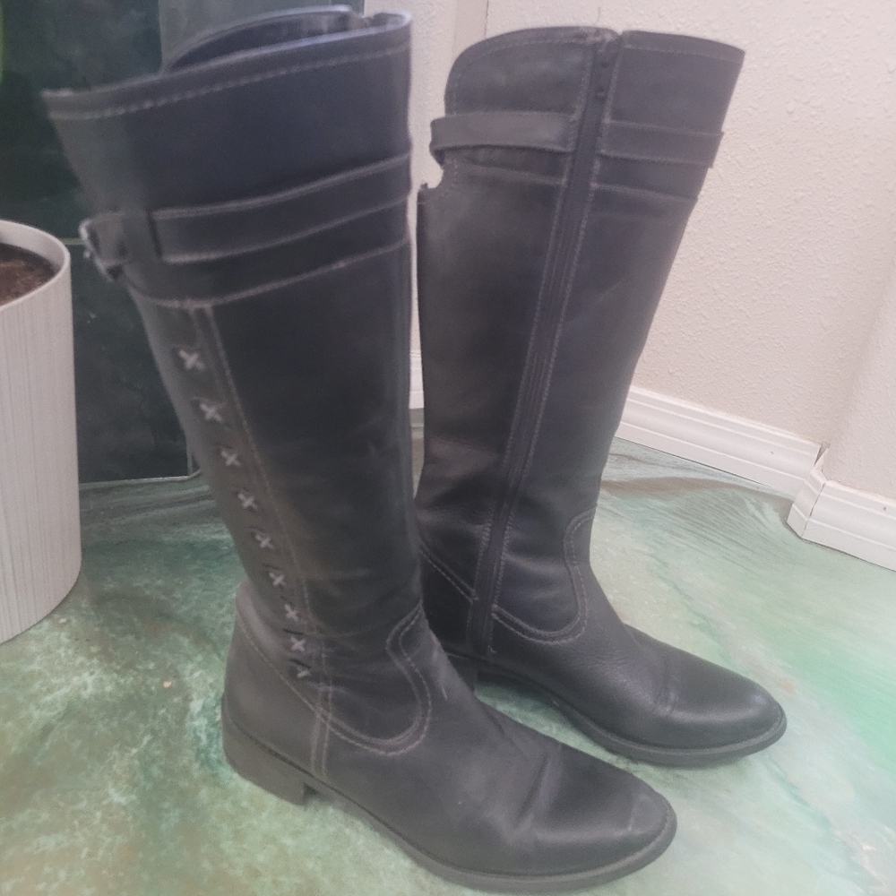 Women's black leather boots size 8